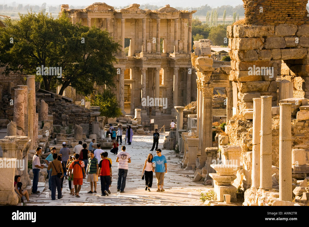 Curetes Street et bibliothèque de Celsus, achevée en 135 AD. Éphèse, Turquie Banque D'Images