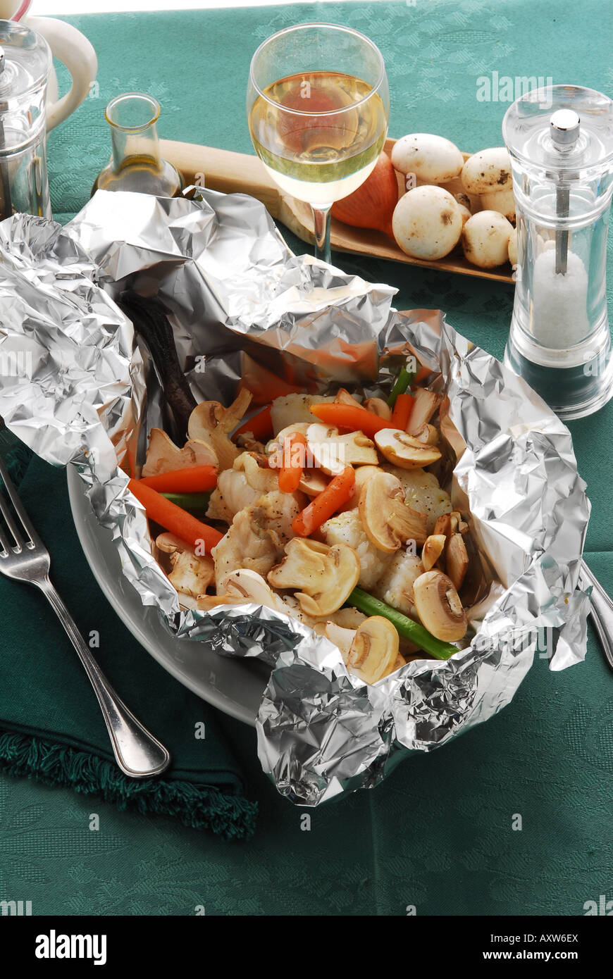 Poissons grenouille avec des légumes cuits en aluminium Banque D'Images