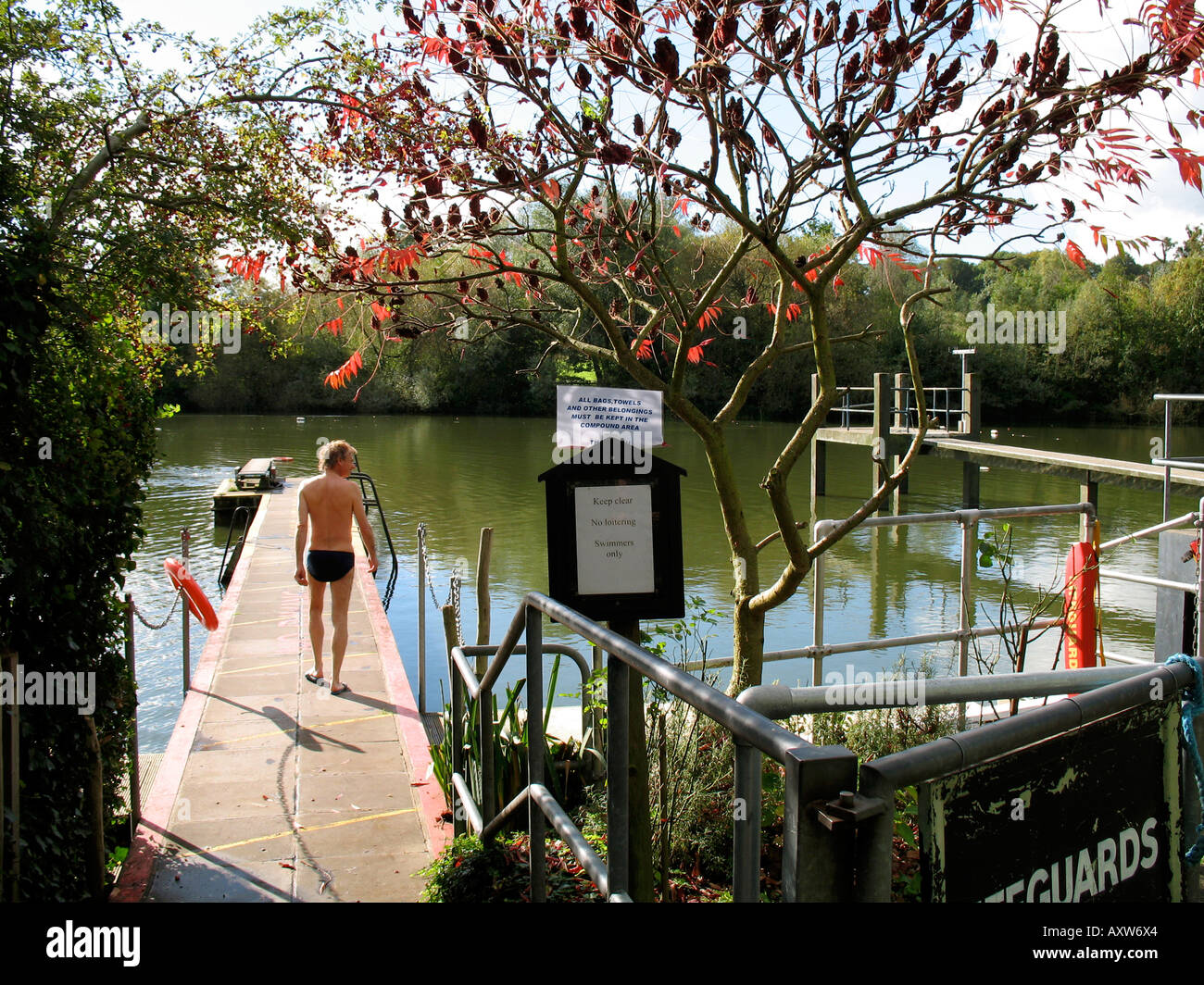 Un homme à l'étang de baignade mens sur Hampstead Heath Londres Angleterre Banque D'Images