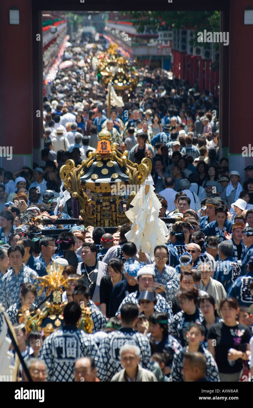 Portables mikoshi de culte des dieux, Sanja Matsuri Festival, Temple Sensoji, Asakusa Jinja, Asakusa, Tokyo, Japon Banque D'Images