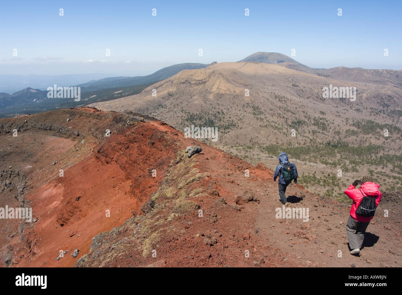 Les randonneurs, paysages volcaniques et sentier de randonnée, le Parc National Kirishima, préfecture de Kagoshima, Kyushu, au Japon, en Asie Banque D'Images