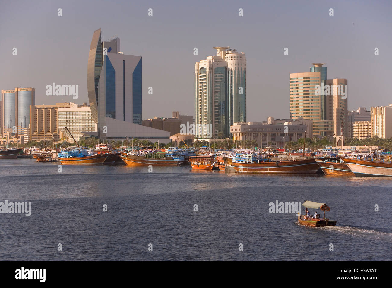 Dubai Creek (Khor Dubaï), Dhow quai et du centre commercial de Deira, Dubaï, Émirats arabes unis, Moyen Orient Banque D'Images