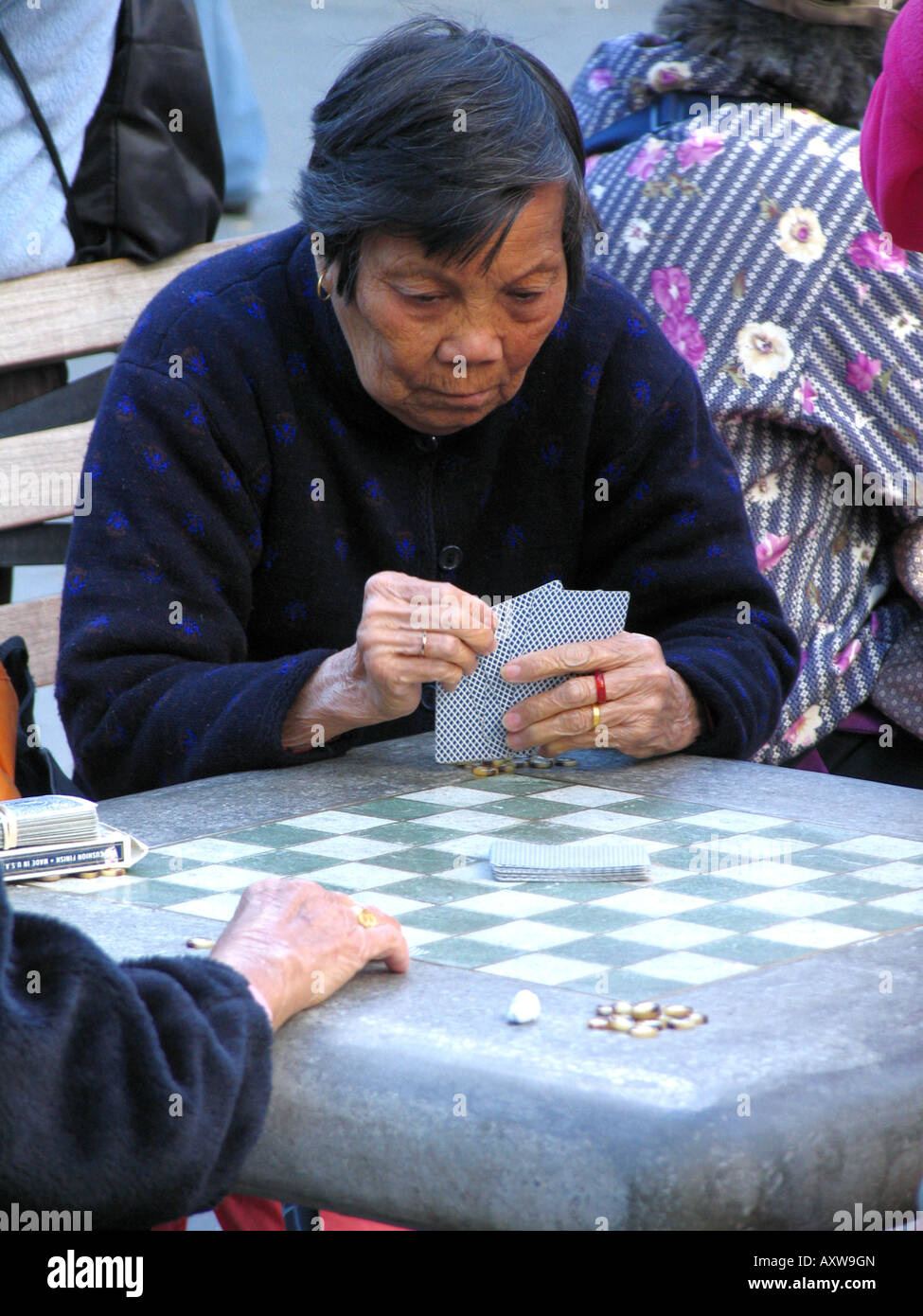Femme âgée joue aux cartes dans Chinatown, USA, Manhattan, Chinatown, New York Banque D'Images
