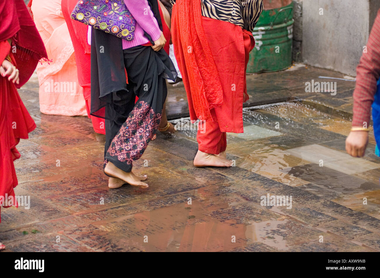 Tempel Pashupatinath crémation entrée salon personnes lave-pied pieds pashu pati bodnath Katmandou NÉPAL ASIE Pashupati Banque D'Images