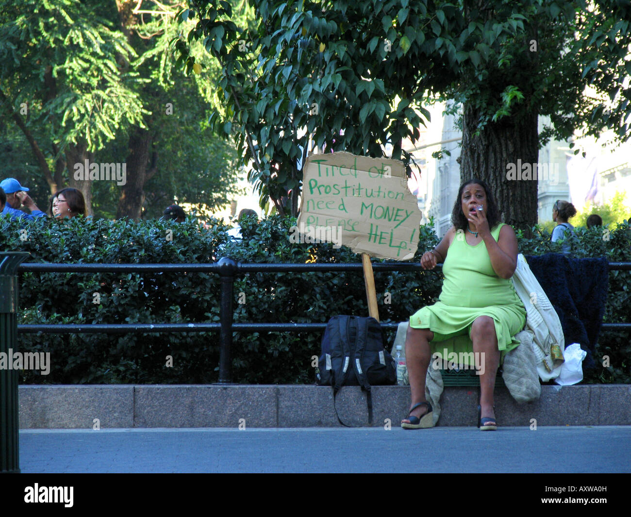 Woman at Union Square à demander de l'argent avec l'affiche qui dit : "Fatigué de la prostitution ont besoin d'argent s'il vous plaît aider', Etats-Unis, Manhattan, New Yo Banque D'Images