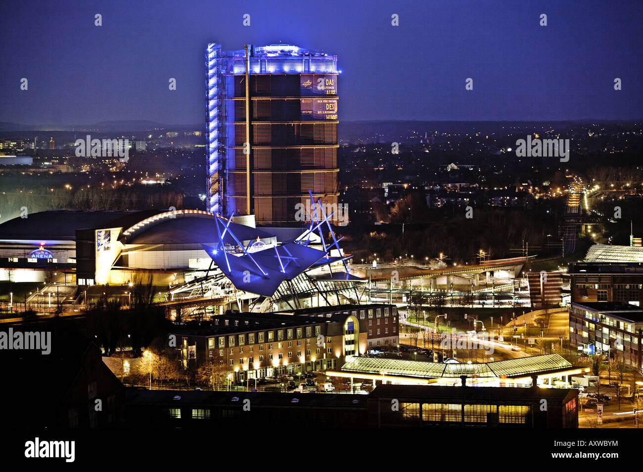 Neue Mitte avec l'event hall Arena Oberhausen, la station de bus et de tramways modernes et le gazomètre, Allemagne, Rhénanie-N-W Banque D'Images Neue Mitte avec l'event hall Arena Oberhausen, la station de bus et de tramways modernes et le gazomètre, Allemagne, Rhénanie-N-W Banque D'Images