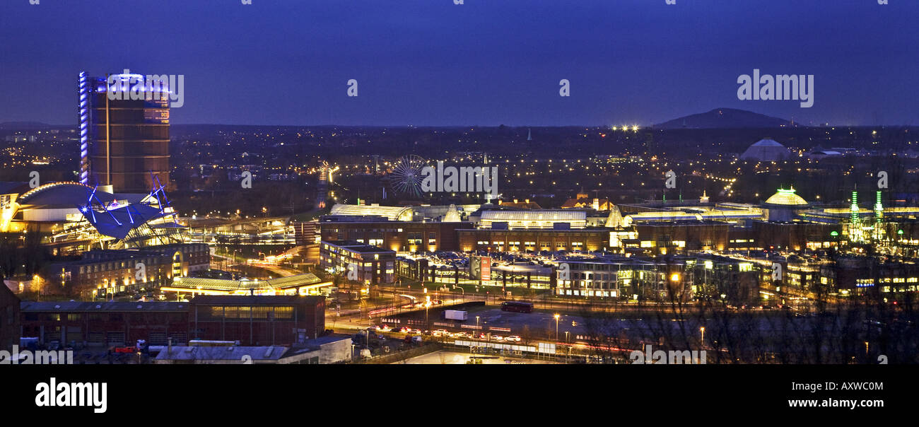 Neue Mitte avec l'event hall Arena Oberhausen, la station de bus et de tramways modernes et le gazomètre, Allemagne, Rhénanie-N-W Banque D'Images Neue Mitte avec l'event hall Arena Oberhausen, la station de bus et de tramways modernes et le gazomètre, Allemagne, Rhénanie-N-W Banque D'Images