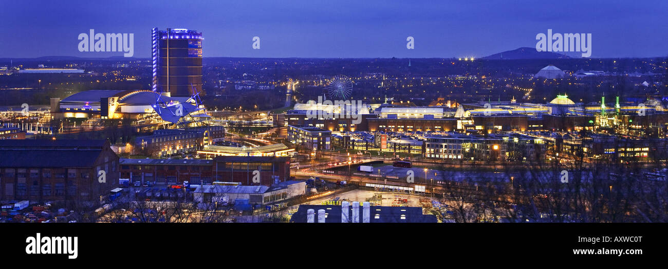 Neue Mitte avec l'event hall Arena Oberhausen, la station de bus et de tramways modernes et le gazomètre, Allemagne, Rhénanie-N-W Banque D'Images Neue Mitte avec l'event hall Arena Oberhausen, la station de bus et de tramways modernes et le gazomètre, Allemagne, Rhénanie-N-W Banque D'Images