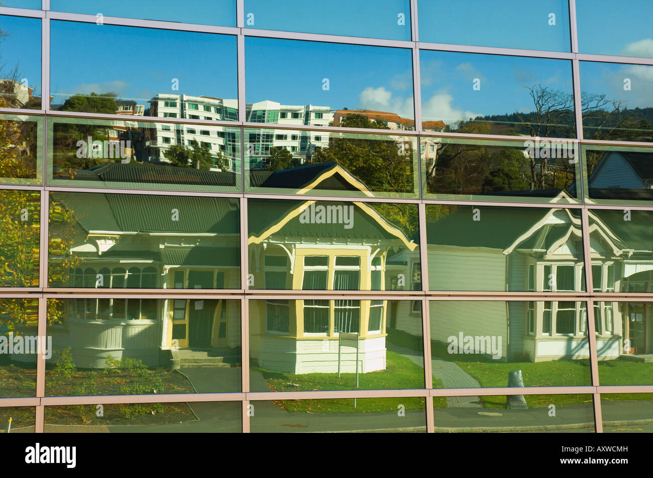 Maisons qui se reflètent dans windows, Dunedin, Otago, île du Sud, Nouvelle-Zélande, Pacifique Banque D'Images