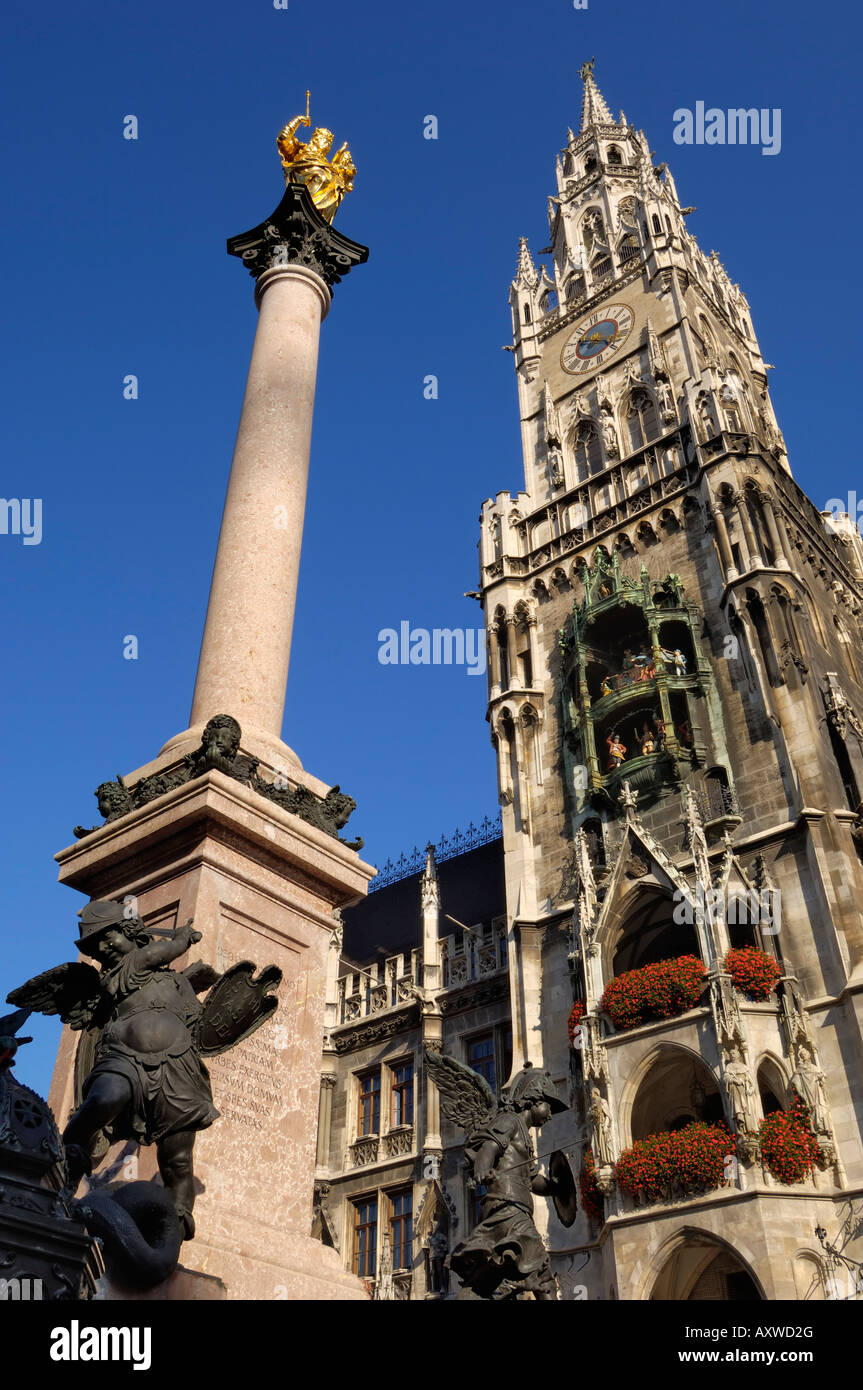 Statue de la Vierge Marie et le Neues Rathaus, Marienplatz, Munich (Munchen / Muenchen), Bavaria (Bayern), Allemagne Banque D'Images