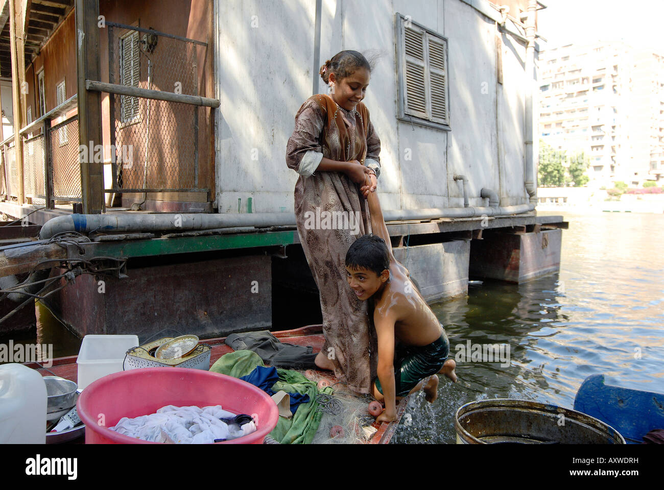 Fille Qui Tire Sur Son Cousin Une fille tire son cousin hors de l'eau qui a une nager Photo Stock - Alamy