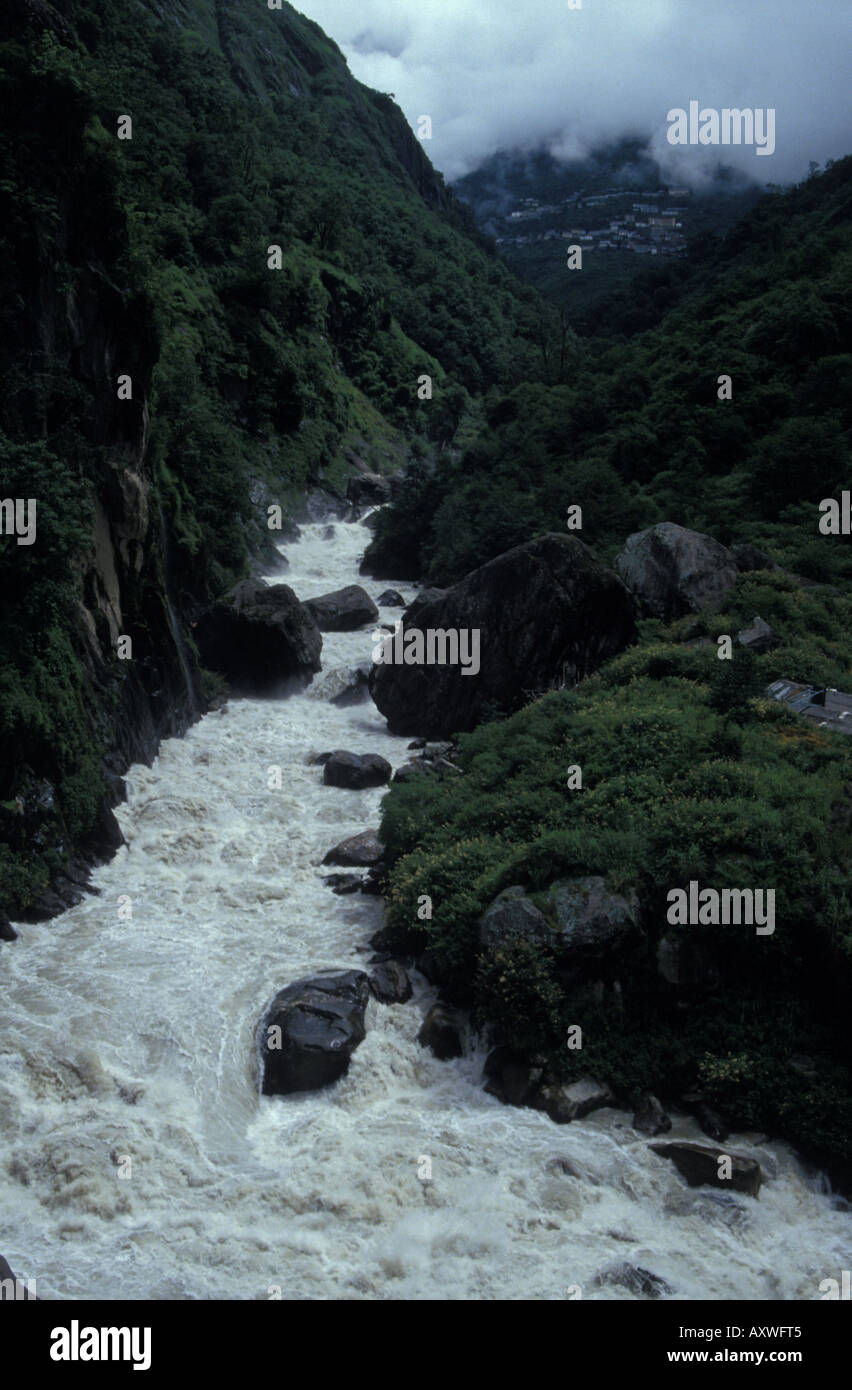 Sino-Nepal au pont de l'Amitié Chine Népal traversée de frontière internationale ci-dessous Himalaya Banque D'Images