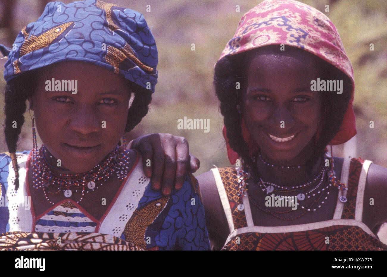 Deux filles peules à à l'appareil photo Banque D'Images