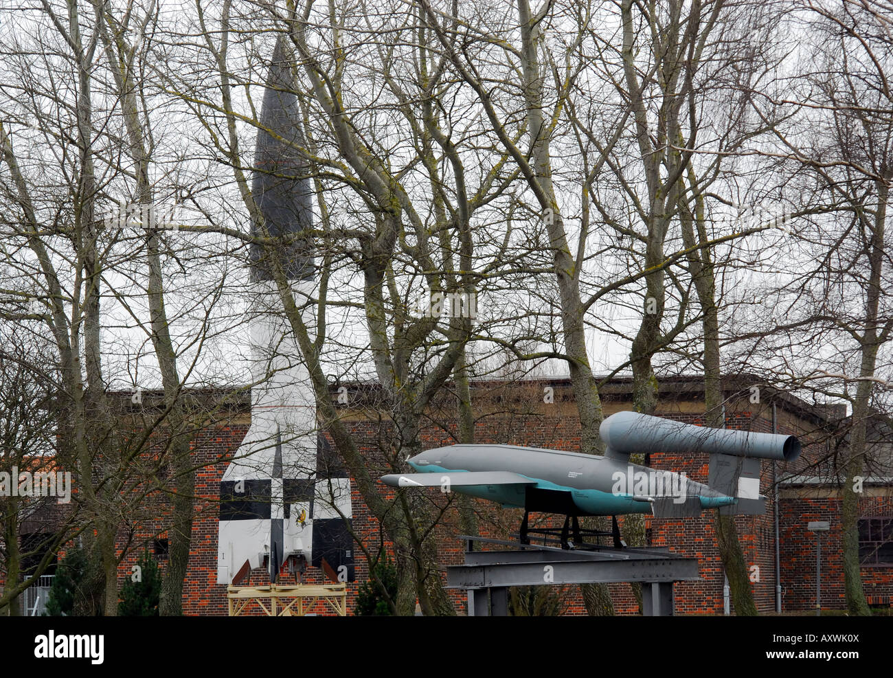 V1 Doodlebug et prototype de fusée V2 sur l'affichage Peenemuende Guerre Mondiale deux fusées nazies Recherche Plan du site Banque D'Images