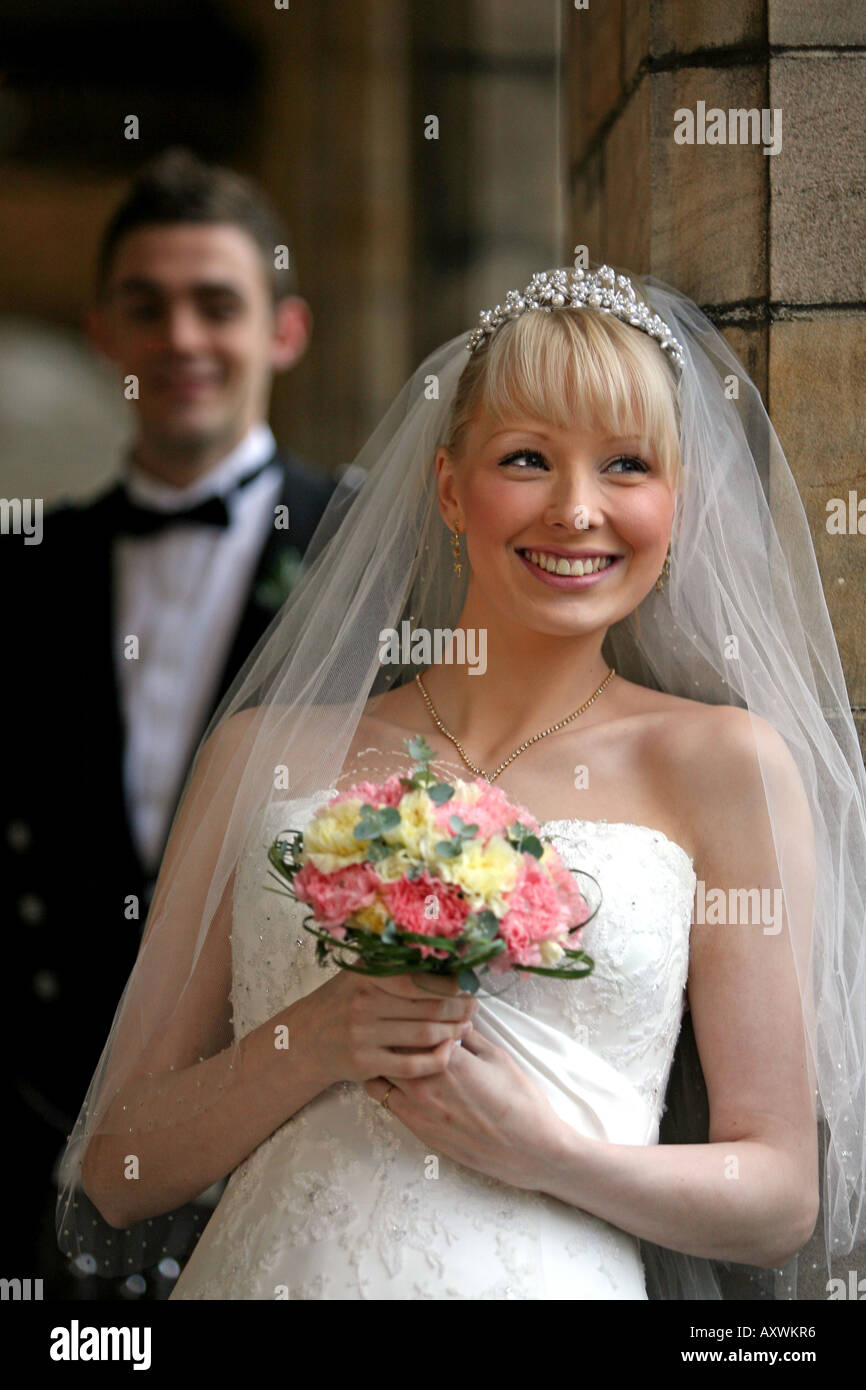 Jeune couple écossais le jour de leur mariage Banque D'Images