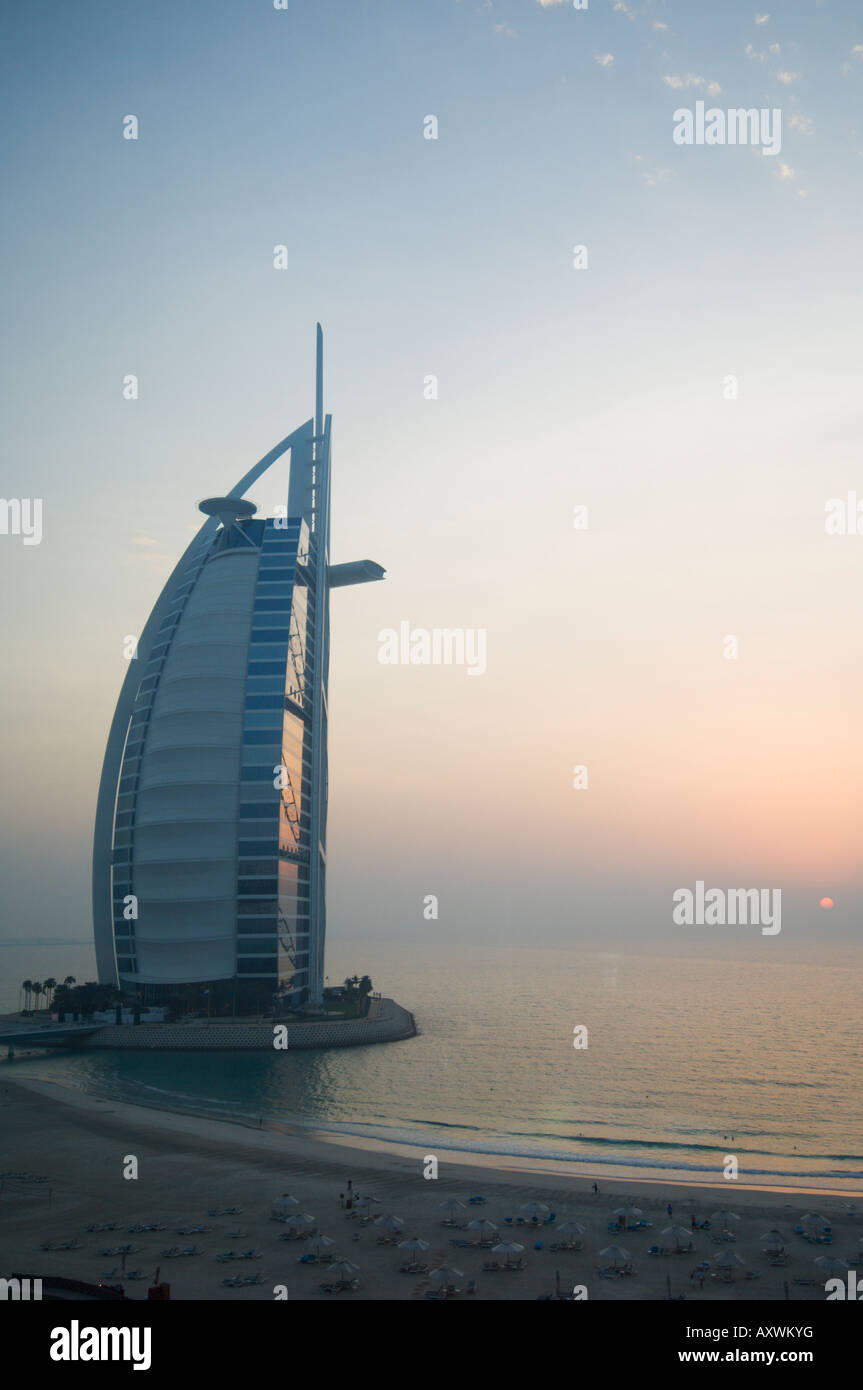 Coucher du soleil, l'hôtel Burj Al Arab, Dubaï, Émirats arabes unis, Moyen Orient Banque D'Images