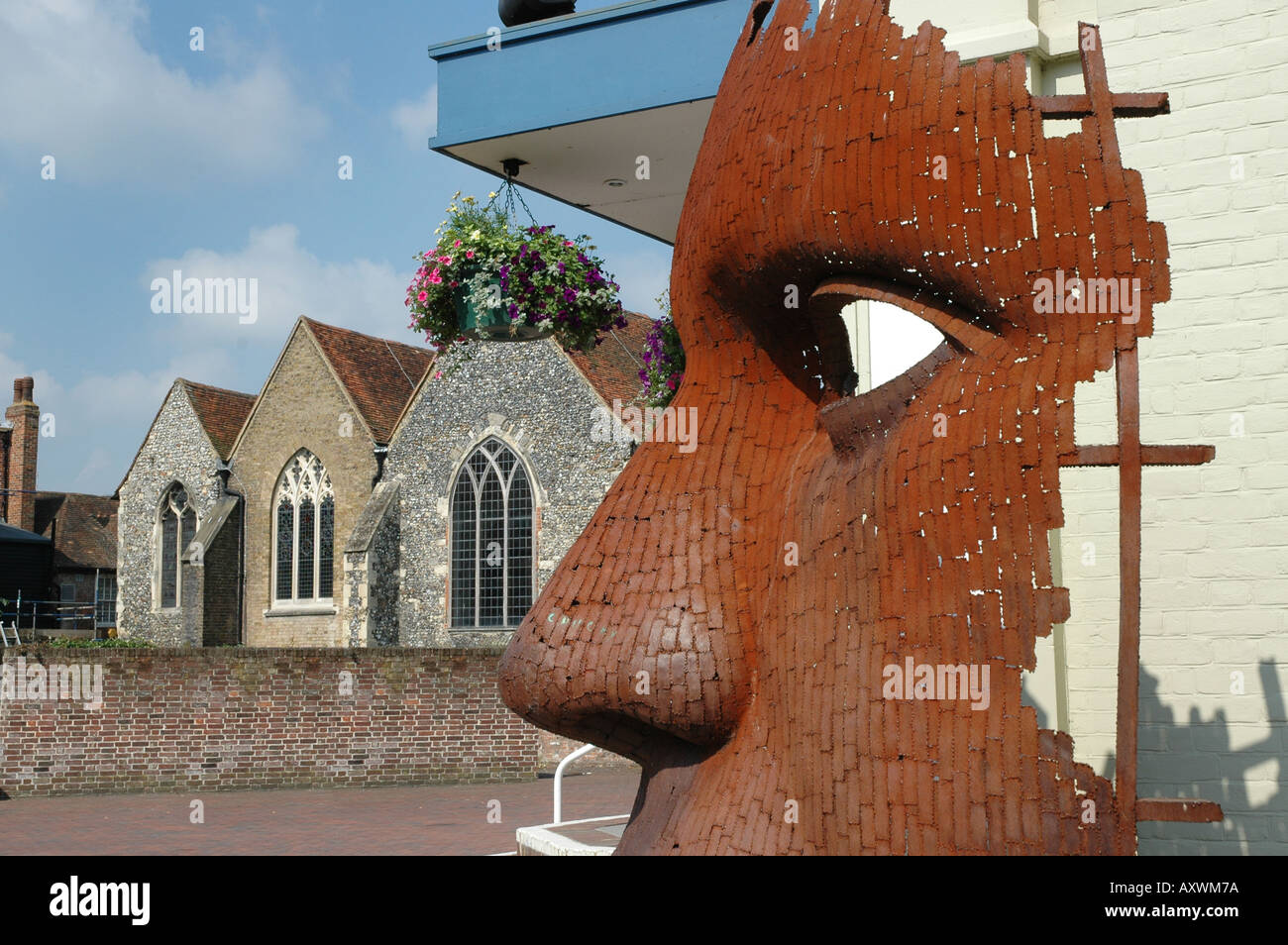 Gros plan du visage géant au théâtre Marlowe, le Friars Canterbury Kent Banque D'Images