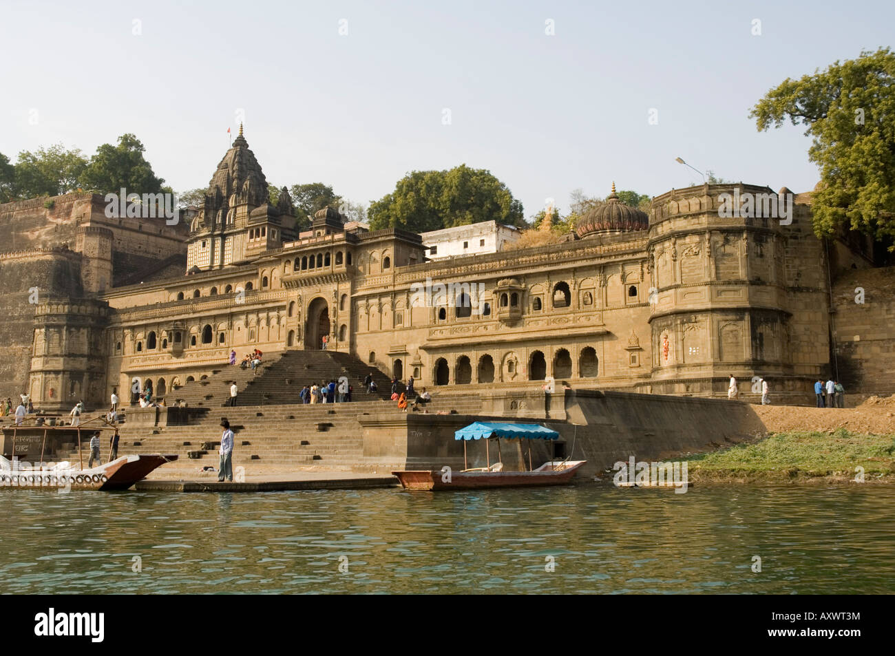 Shiva temple hindou et Ahylia Fort Complex sur les rives de la rivière Narmada, Maheshwar, Madhya Pradesh, Inde Banque D'Images