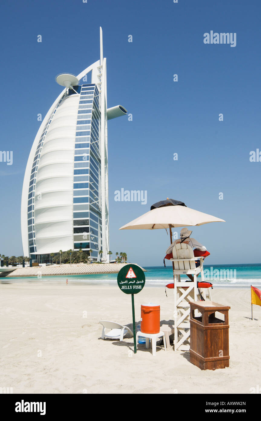 Maître-nageur sur la plage, l'hôtel Burj Al Arab, Dubaï, Émirats arabes unis, Moyen Orient Banque D'Images