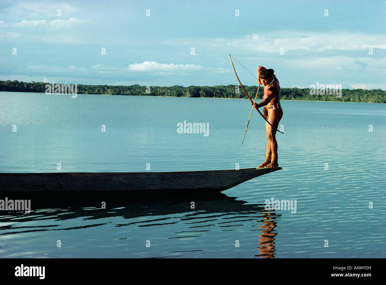 Pêche indiennes avec arc et flèche, Xingu, Amazonie, Brésil, Amérique du Sud Banque D'Images