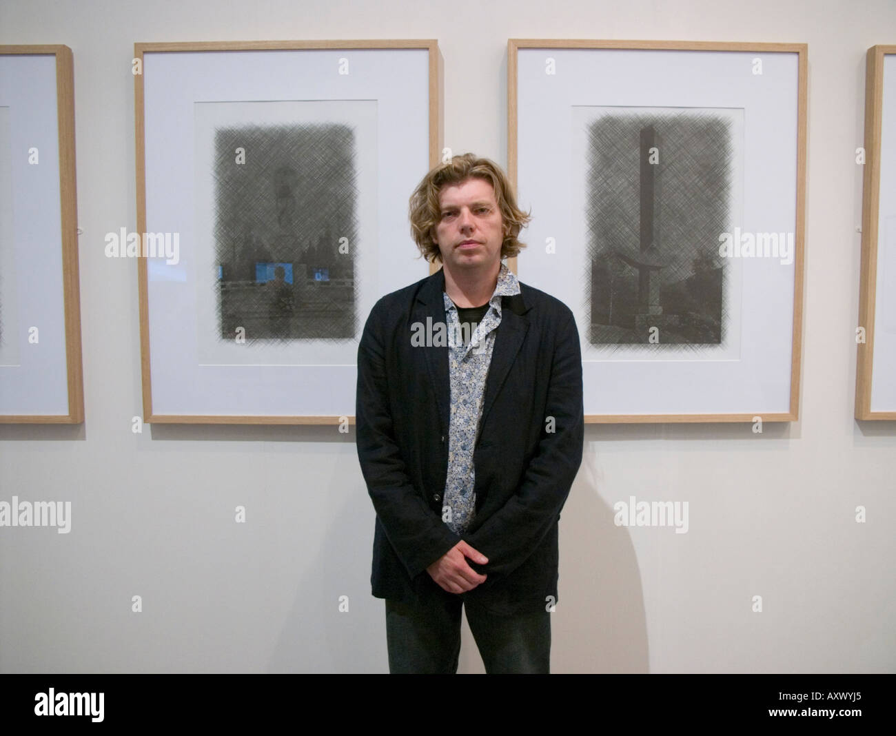 Tim Davies, l'artiste galloise, avec son exposition 'Cadet' à Aberystwyth Arts Centre Ceredigion Pays de Galles UK Banque D'Images
