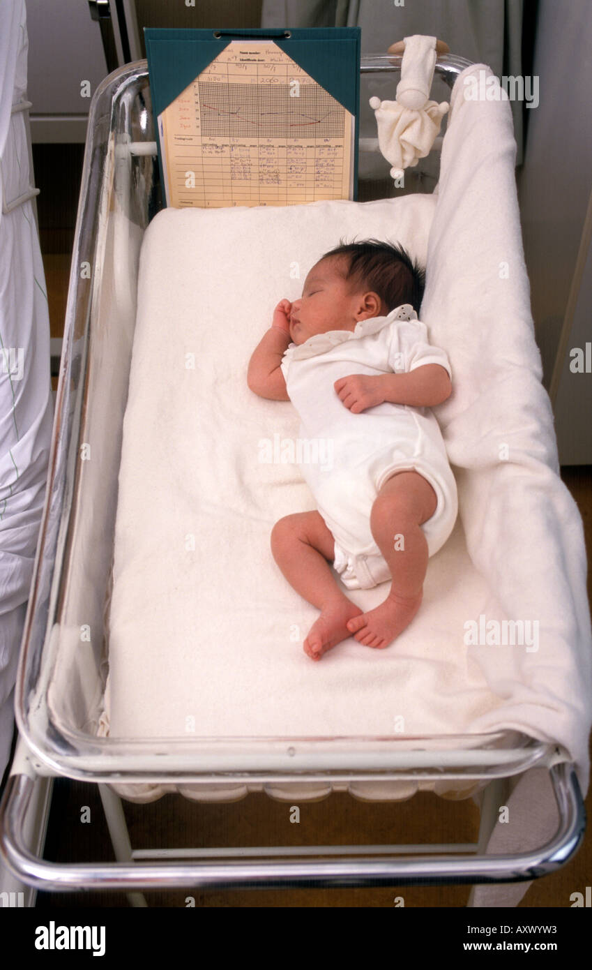 Bébé nouveau-né dans le berceau de l'hôpital Photo Stock - Alamy