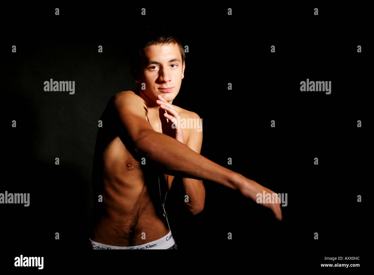 Les combats de boxe topless Man with attitude sur fond noir Photo Stock -  Alamy