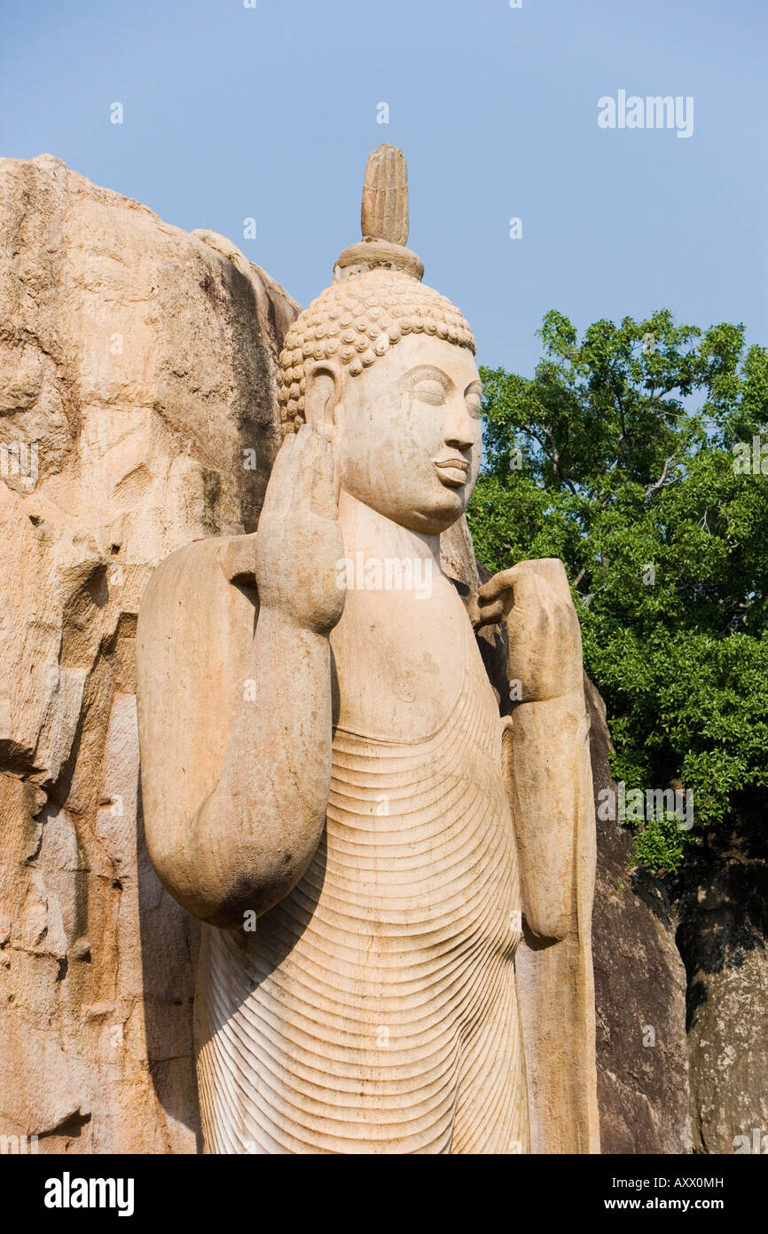 Giant statue de Bouddha Debout, la main gauche levée la robe symbolisant la réincarnation, Aukana, Sri Lanka Banque D'Images