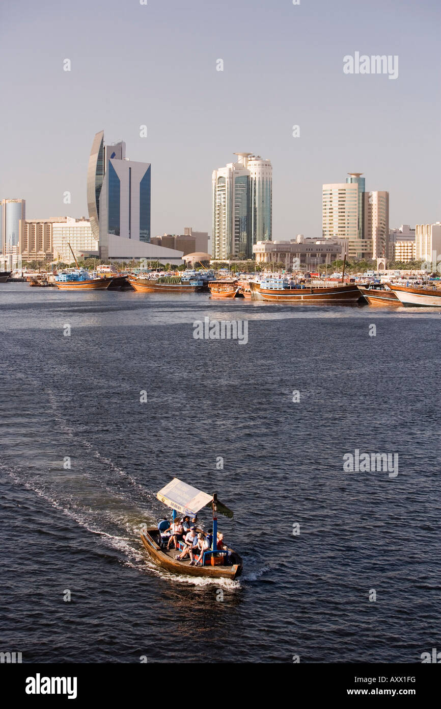 Dubai Creek (Khor Dubaï), Dhow quai et du centre commercial de Deira, Dubaï, Émirats arabes unis, Moyen Orient Banque D'Images