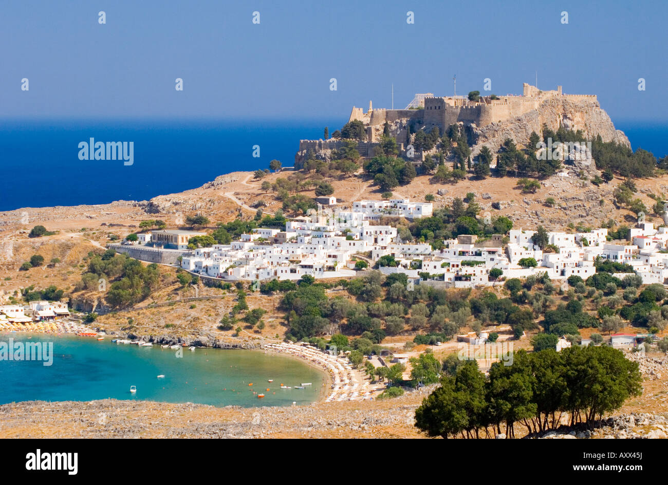 Dodécanèse typiques maisons blanches et l'Acropole de Lindos, au-dessus de Rhodes, Dodécanèse, îles grecques, Grèce, Europe Banque D'Images
