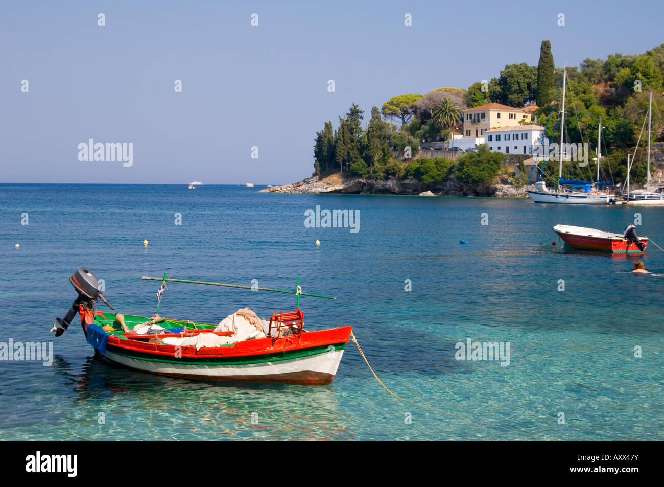 Un bateau de pêche colorés dans le port de Loggos, Paxos, îles Ioniennes, îles grecques, Grèce, Europe Banque D'Images