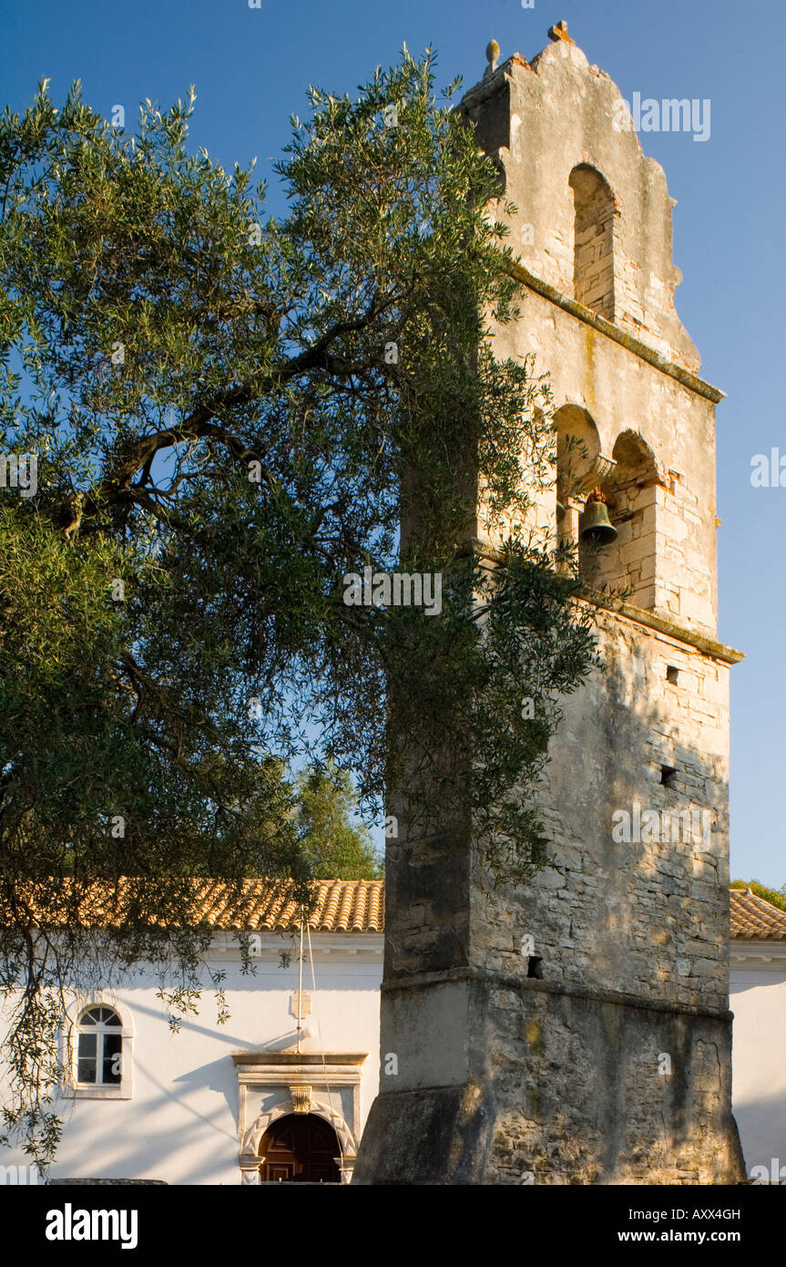 Le clocher en pierre d'Agios Constantinos dans un arbre d'olive grove, Paxos, îles Ioniennes, îles grecques, Grèce, Europe Banque D'Images