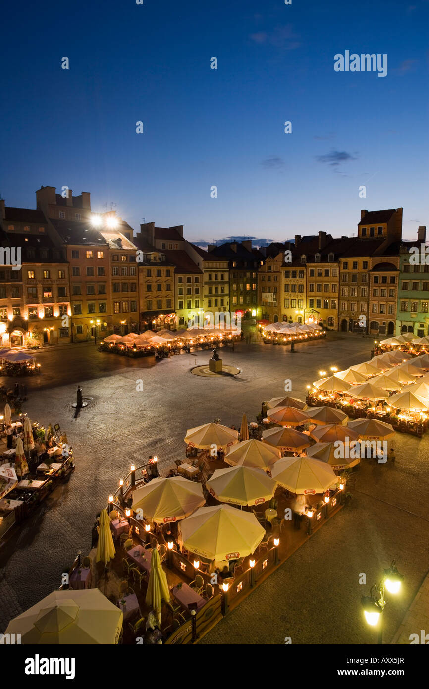 Une vue sur la place et à l'extérieur des restaurants et des cafés à la tombée de la place de la vieille ville (Rynek Stare Miasto), Varsovie, Pologne Banque D'Images