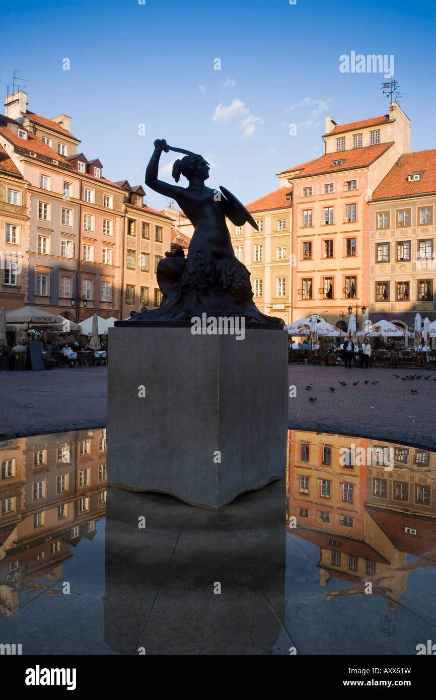 Sirène de Varsovie Fontaine et réflexions des maisons de la vieille ville, place de la vieille ville (Rynek Stare Miasto), Varsovie, Pologne Banque D'Images