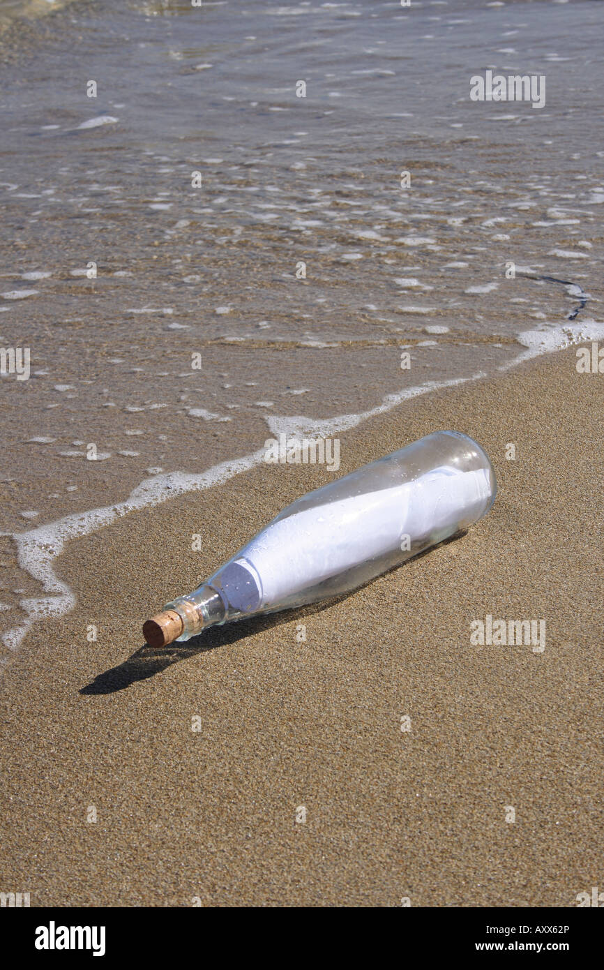 Message dans une bouteille sur une plage de sable. Photo par Willy Matheisl Banque D'Images