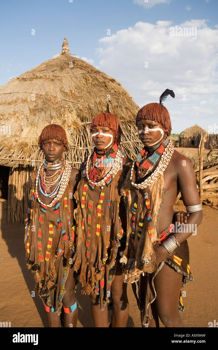 Portrait de trois jeunes femmes de la tribu Hamer, vallée de l'Omo, dans le sud de l'Éthiopie, de l'Éthiopie Banque D'Images
