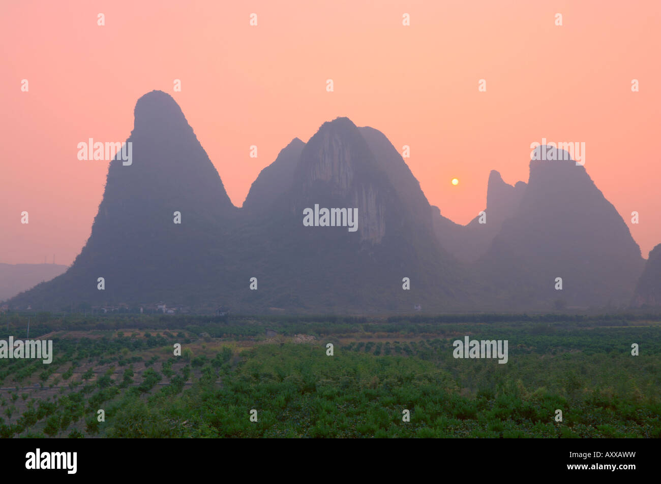 Paysage karstique et coucher de soleil, Yangshuo, Guangxi Province, China, Asia Banque D'Images
