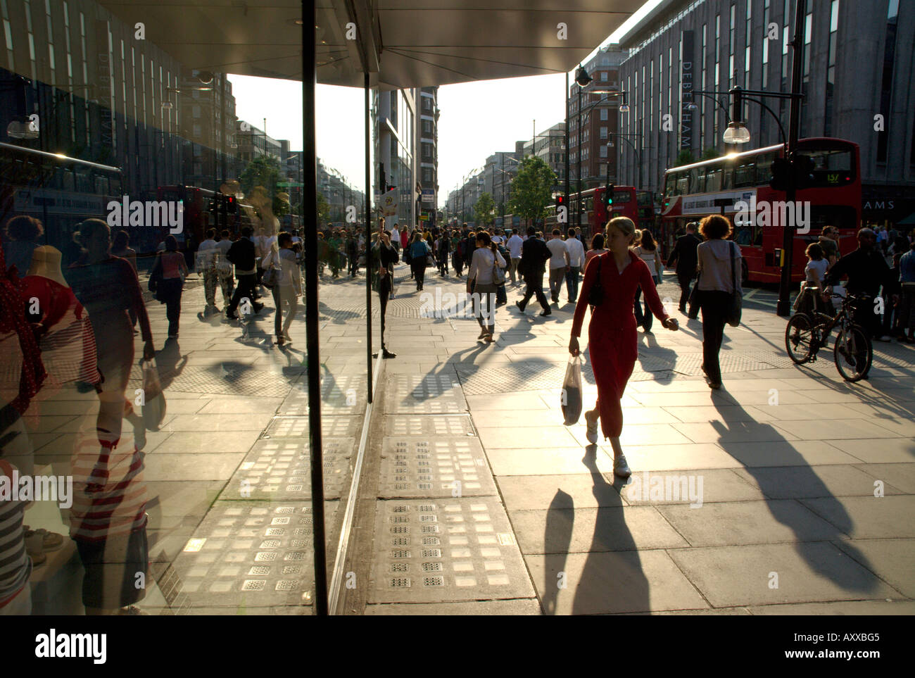 Europe Royaume-Uni Angleterre Londres Oxford Street piétons Banque D'Images