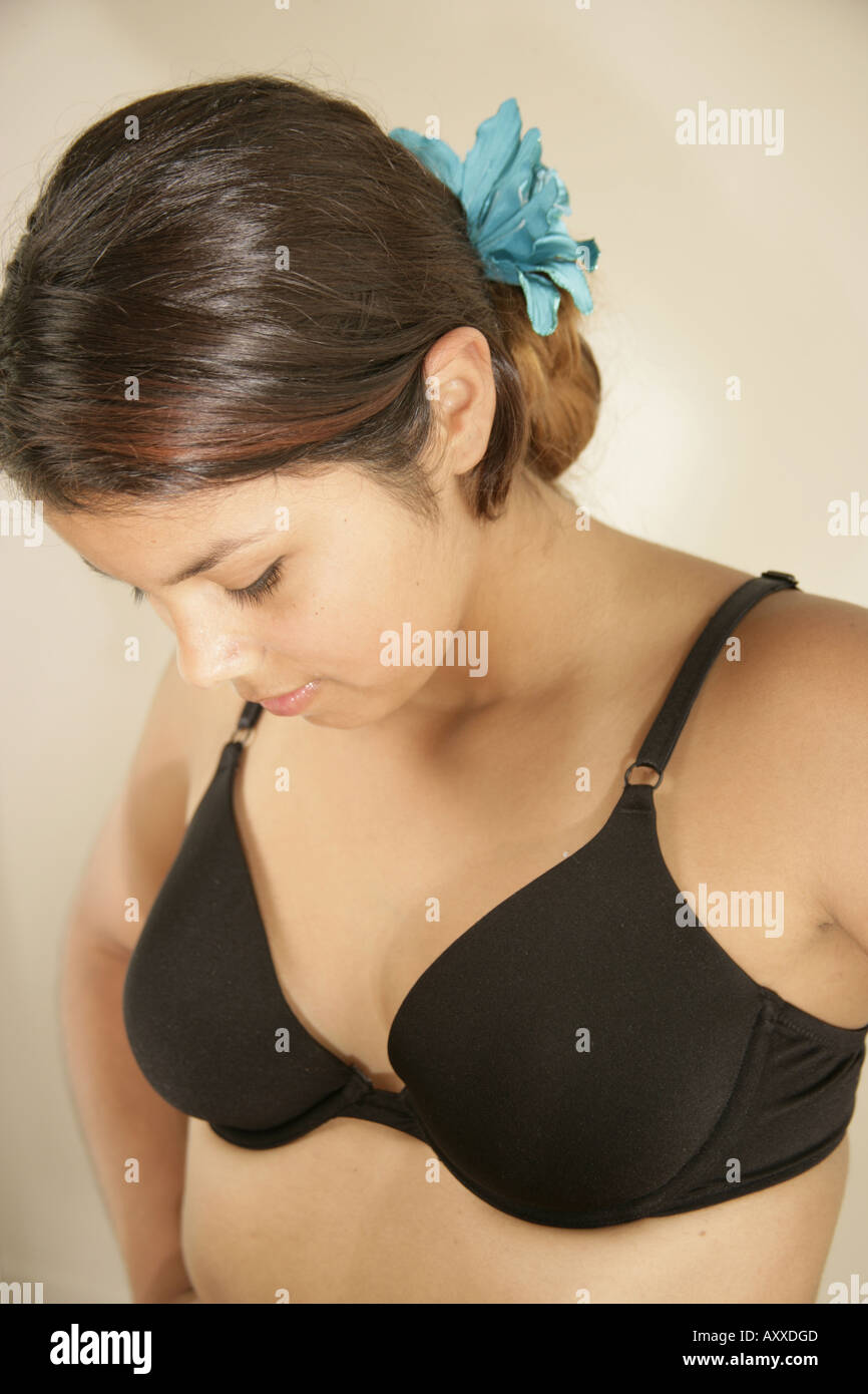 Jeune femme portant un soutien-gorge noir. Banque D'Images