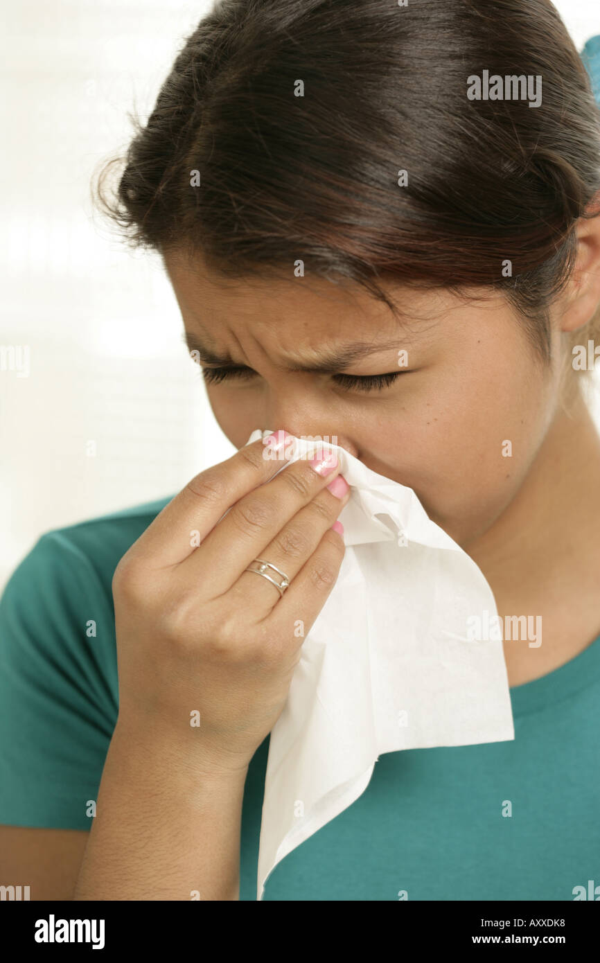 Tissu femme utilise pour souffler son nez. Banque D'Images
