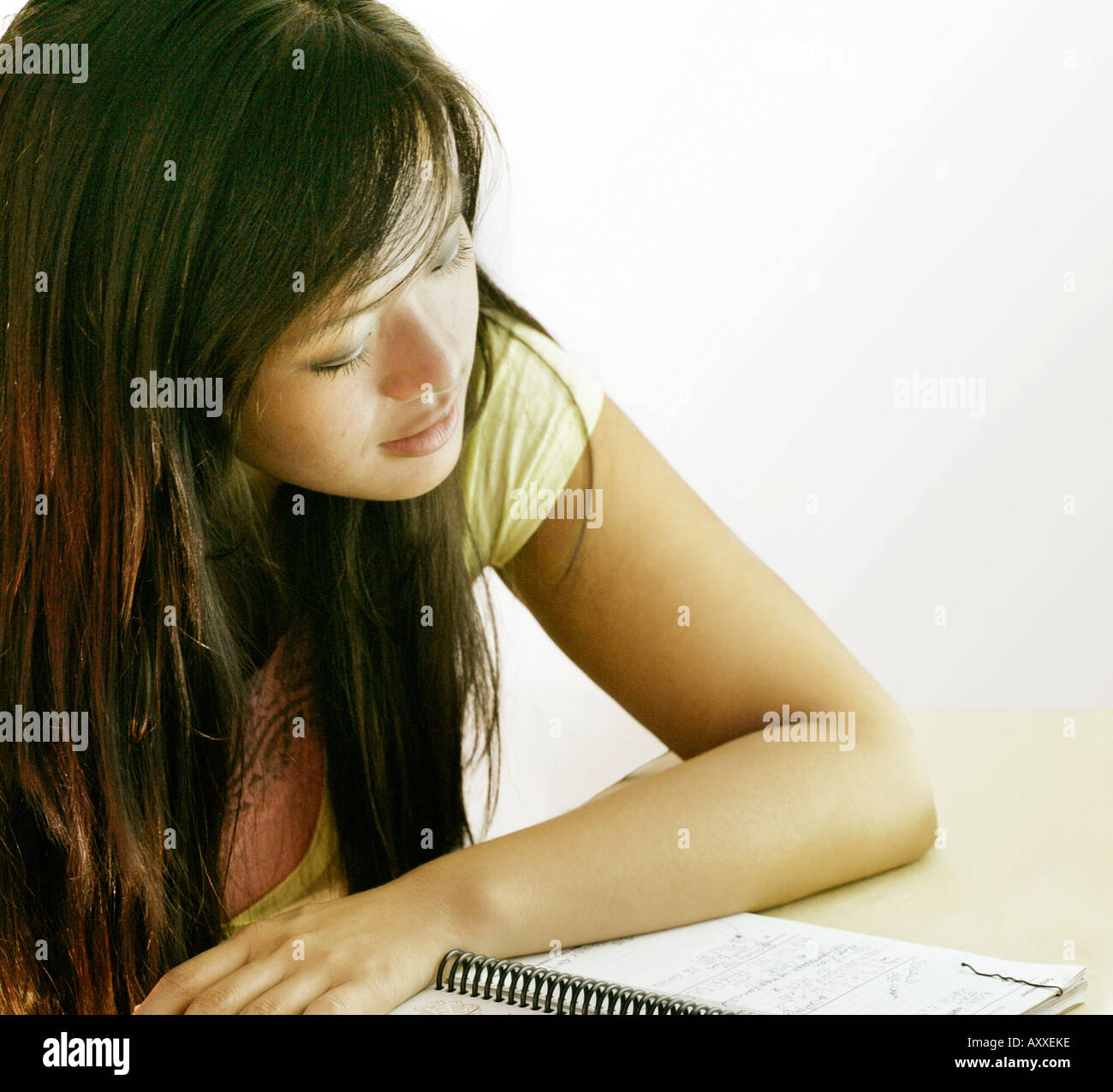 Femme assise en face d'une lumière haute puissance pour lutter contre la tristesse ou la dépression saisonnière. Banque D'Images