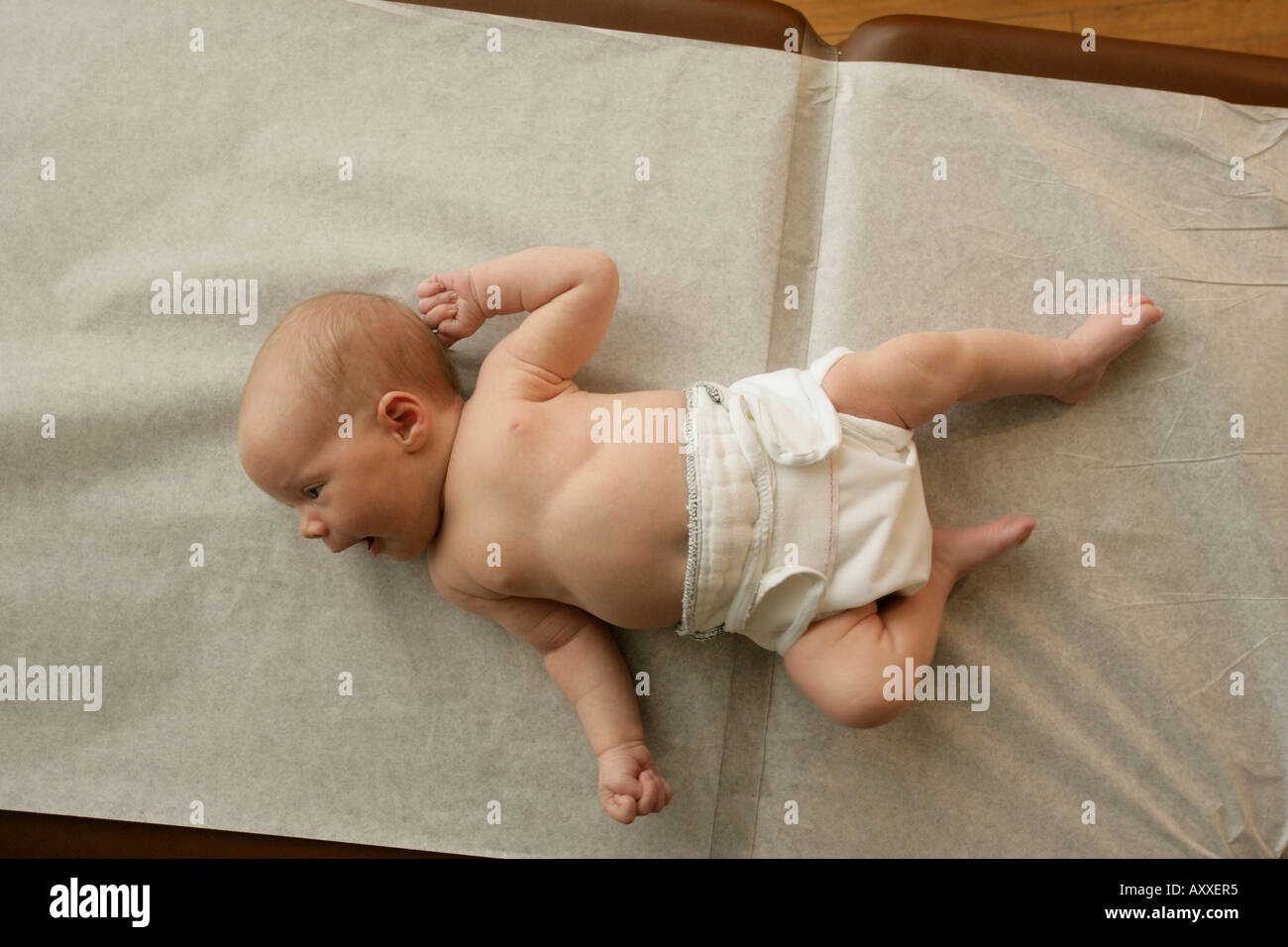 Bebe Couche Sur Le Dos Dans La Position De L Archer Signe De Developpement Parfait Photo Stock Alamy