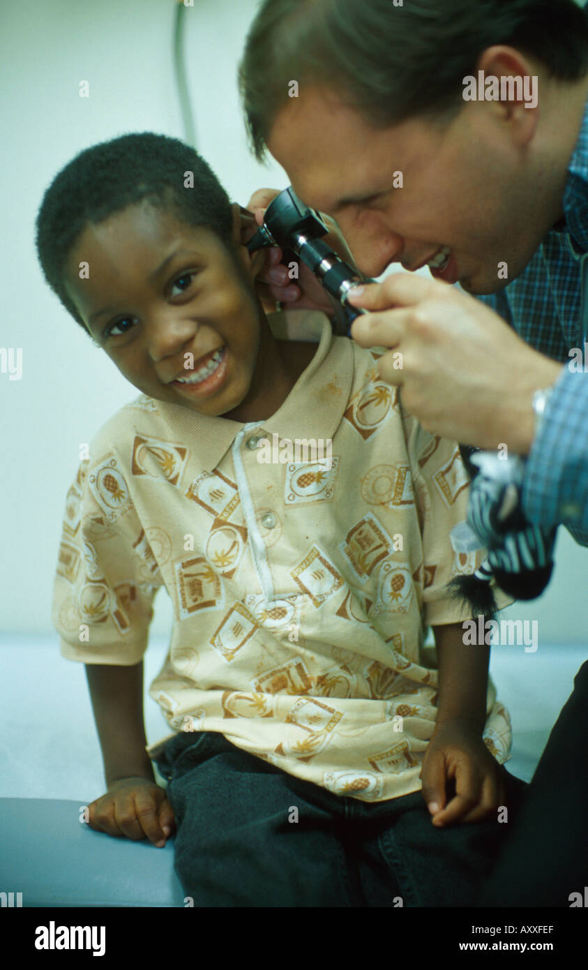 Florida,Miami Camillus House,maisons quartier,résidentiel,organisation,jeune,Noir garçon garçons enfants hommes enfants White man,médecin, gratuit e Banque D'Images