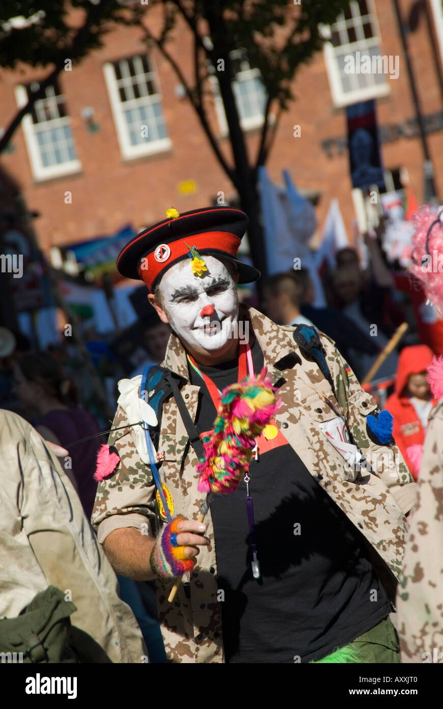 Clown à protester contre la guerre contre Manchester UK Banque D'Images
