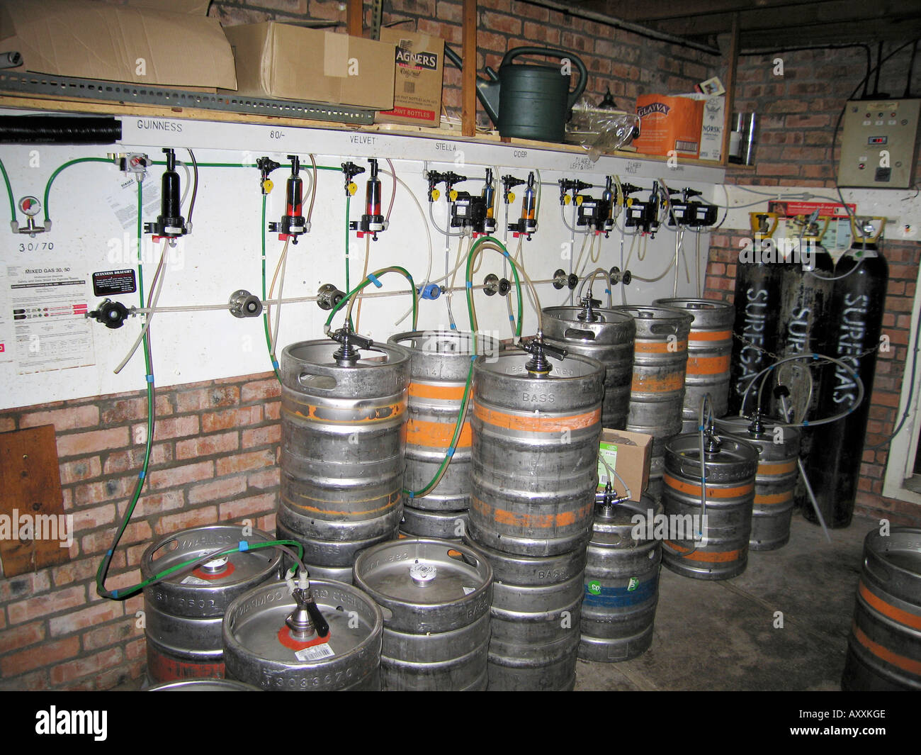 Cave à bière de l'installation des équipements en bar public house Banque D'Images