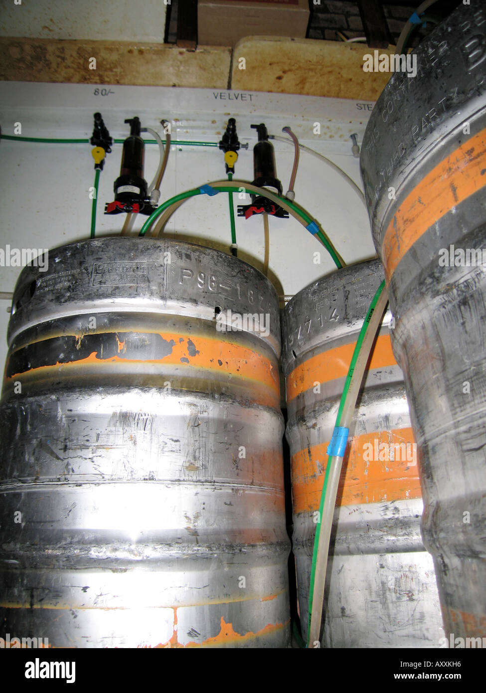 Cave à bière de l'installation des équipements en bar public house Banque D'Images