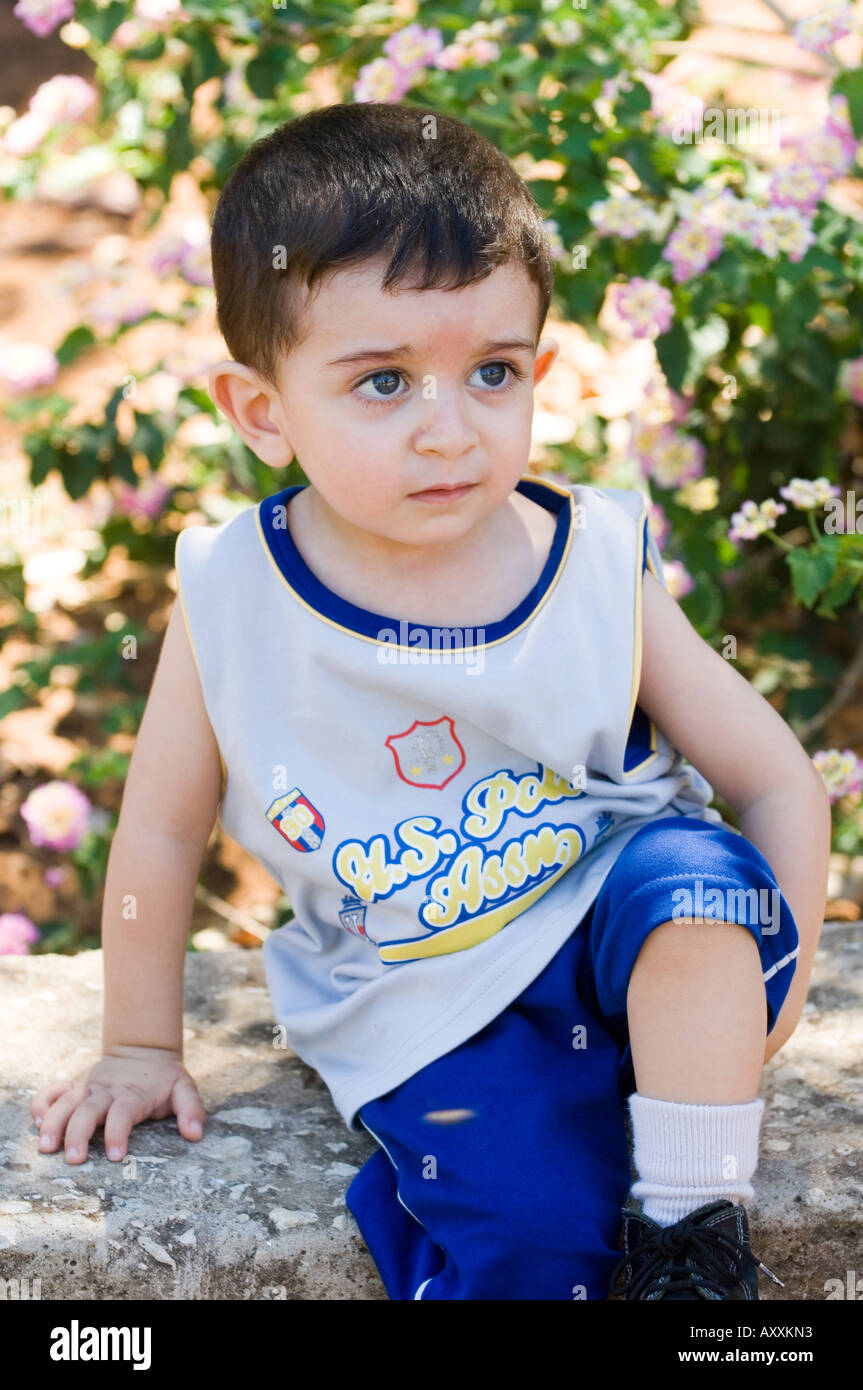 Bébé garçon sérieux dans le parc Banque D'Images