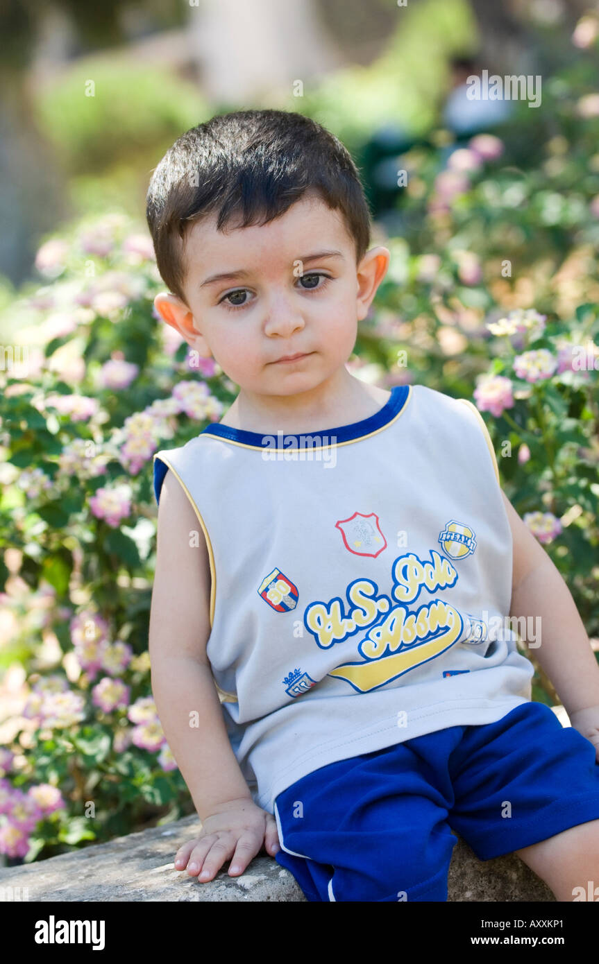 Bébé garçon sérieux dans le parc Banque D'Images