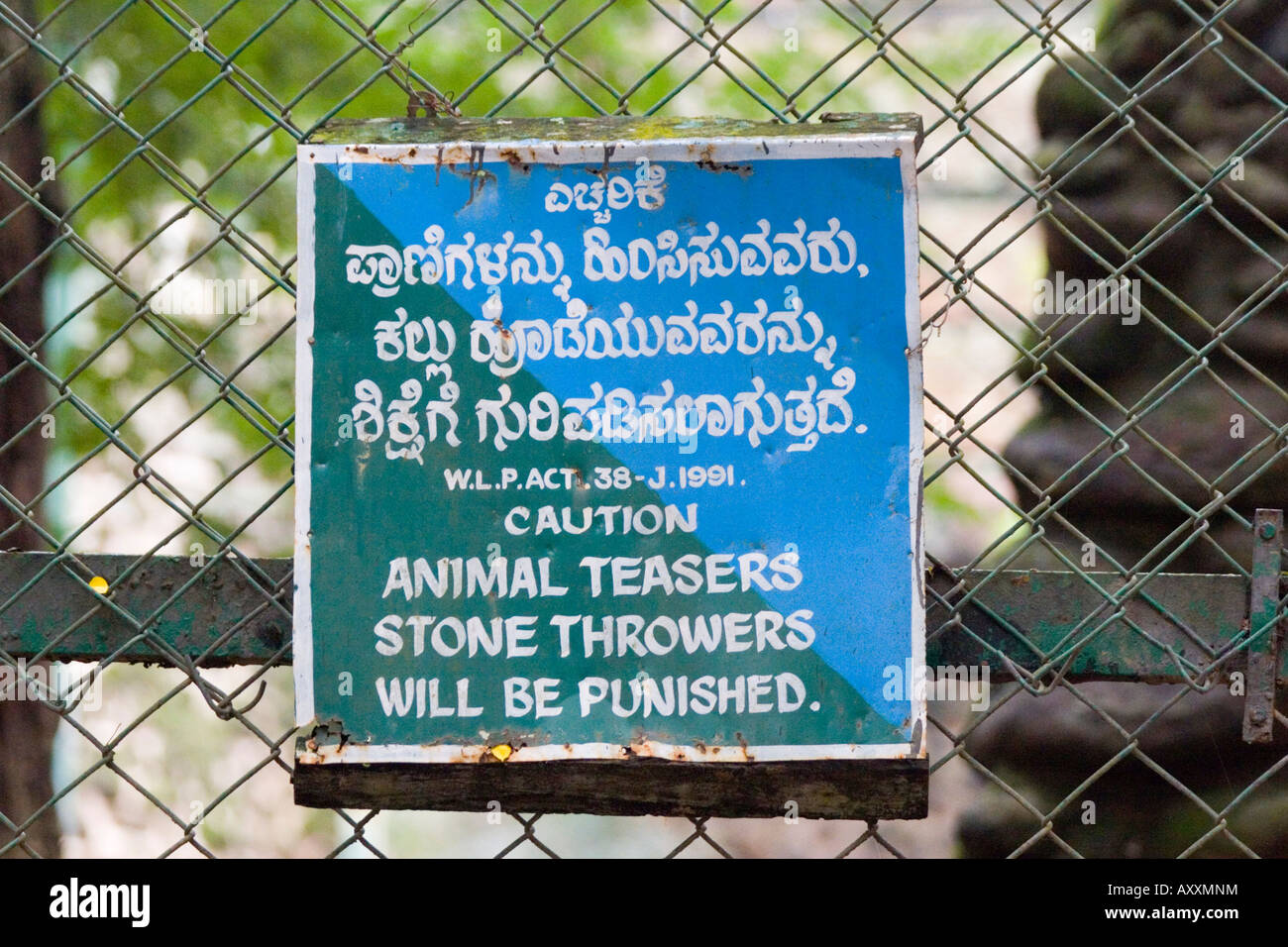 Panneau d'avertissement à l'expérimentation animale dans un zoo indien teasers Banque D'Images