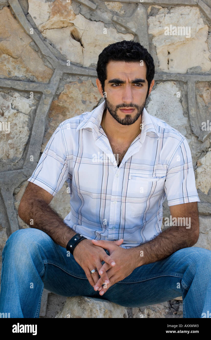 Jeune homme assis Banque D'Images